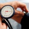 Forscher haben den Verdacht, dass ein zu niedriger Blutdruck das Risiko für Herz-Kreislauf-Erkrankungen und Demenz erhöht.