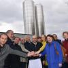 Eine Reihe von Ehrengästen nahm zusammen mit den Verantwortlichen der ProTherm Mertingen GmbH die Luft-Wärme-Pumpe in Betrieb.