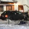 Ein 19-Jähriger ist mit seinem Auto in Kammlach von der Fahrbahn abgekommen und in einem Wohnzimmer gelandet. Der junge Mann wurde leicht verletzt, ein Hausbewohner kam mit dem Schrecken davon. 
