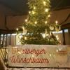 Vor dem Pfarrzentrum St. Jakob steht wieder der Wunschbaum, mit dem man Senioren zu Weihnachten eine Freude bereiten kann.