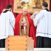 Papst Franziskus begeht den Trauergottesdienst während der Totenmesse für den emeritierten Papst Benedikt XVI.