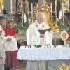 Sein 50. Priesterjubiläum feierte Pfarrer Karl Schmidt (Mitte) in Mündling. Den Festgottesdienst zelebrierte er zusammen mit Pfarrer Alois Loeßl. 