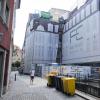 Anhand der farbigen Planen an den Fassaden ist zu erkennen, wie die frühere Komödie in der Augsburger Altstadt einmal aussehen soll. Derzeit laufen die Bauarbeiten. 	