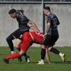 Nikola Aracic (Mitte, links Nicholas Helmbrecht, rechts Mike Hutterer) musste bei Türkspor Augsburg schon früh mit Rot vom Platz. Am Ende unterlag der TSV Landsberg knapp mit 0:1. Foto: 