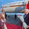 Bundespräsident Frank-Walter Steinmeier wird am Nursultan-Nasarbajew-Flughafen in der Republik Kasachstan begrüßt.