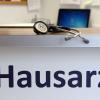 Die Praxen von Hausärzten bleiben in Bayern am Montag für zwei Stunden geschlossen.