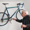 Das erste Rennrad von Regionalbischof Axel Piper hängt in seinem Arbeitszimmer an der Wand. 