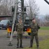 Während der Bundeswehrübung in Weisingen kommt auch die rund 30 Meter hohe Antenne für das Tetrapol-System zum Einsatz. Vor der Antenne stehen Hauptmann Jonas Hohenhorst, links, und Major Sebastian Bauer.