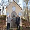 Kirchenpfleger Franz Schneider (links) und Pfarrer Johann Reiber sind froh, dass der Kalvarienberg in Wettenhausen wiederhergestellt ist.