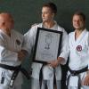 Großer Erfolg: Dennis Mittasch (Mitte) hat als erstes Eigengewächs des Karate-Dojo Ehekirchen die Prüfung zum 1. DAN im Shotokan-Karate abgelegt. Schorsch (links) und Benedikt Schmid (rechts) gratulieren.  	