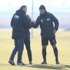 Der letzte Händedruck? Manager Stefan Reuter und Dirk Schuster beim Training am Dienstag. Am Mittwochnachmittag wurde der 48-Jährige entlassen.  