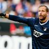 Hoffenheims Torwart Oliver Baumann ruft Anweisungen auf das Spielfeld.