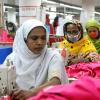 Unternehmen in Deutschland müssen künftig kontrollieren, ob in Textilfabriken wie hier in Bangladesch Menschenrechte und der Arbeitsschutz eingehalten werden, wenn sie dort Waren einkaufen. 