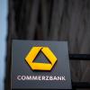 Die Commerzbank baut weltweit 10.000 Vollzeitstellen ab und schließt in Deutschland 340 Filialen.