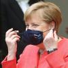 Bundeskanzlerin Angela Merkel (CDU) nimmt im Bundesrat ihre Mund- und Nasenschutzmaske ab, bevor sie eine Rede zu Zielen der EU-Ratspräsidentschaft hält.