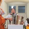 Musikalisch und beredt: das Trio Maul-Quappen, das jetzt in der Kaisheimer Hofwirtschaft zu erleben war. 	 	
