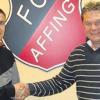 Affings Sportlicher Leiter, Mike Riegel (re.), begrüßt den neuen Spielertrainer der Zweiten, Frank Mazur. 