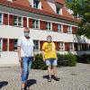 Haus Elija in Neuburg: Manfred Hampp und Reinhard Prießner (von links) wünschen sich „dass alles wieder normal wird“. Gruppenleiterin Edeltraud Böck und ihr Team versuchen, die fehlende Tagesstruktur aufzufangen. 