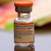 Eine Ampulle des Impfstoffs gegen COVID-19 von Pfizer-BioNTech für Kinder im Alter von 5 bis 12 Jahren steht in einer Impfstelle in Fort Worth, Texas, zum Gebrauch bereit.