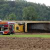 Ein Lastwagen ist in Ederheim umgekippt, der Fahrer wurde eingeklemmt.