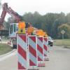 Im Süden von Niederraunau wird eine Querungshilfe errichtet. Die Straße ist halbseitig gesperrt.