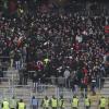 Vor dem Spiel zwischen Frankfurt und Nürnberg kam es zu Rangeleien zwischen Polizisten und Fans. Foto: Frank Rumpenhorst dpa