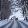 Schneebedeckte Straßen (hier zwischen Hofstetten und Oberfinning) stellten manche Autofahrer am Wochenende vor Herausforderungen. Es ereigneten sich auch einige Unfälle.