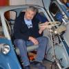 Mechaniker Rudi Holley in seiner Knutschkugel – eine Isetta, die er in mühevoller Arbeit wieder hergerichtet und fahrtüchtig gemacht hat. 