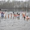 Zu neunt stiegen die Lauinger Winterschwimmer am Sonntag in den Auwaldsee. 