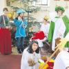 Die Veitriedhausener Sternsinger bei der Anprobe in der Kirche St. Vitus (von links): Christian, Kristina, Sabrina, Philipp und Isabelle.  