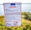 Ein Schild informiert über die Vogelgrippe auf der Hochseeinsel Helgoland.