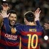 Luis Suarez (l) und Messi überraschten den Gegner und die eigenen Teamkameraden mit einem Elfmetertrick.