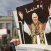 Die Souvenirhändler sind bereits vorbereitet auf den Papstbesuch in Deutschland. In Berlin werden schon Postkarten mit dem Foto von Papst Benedikt XVI. zum Verkauf angeboten. Der Pontifex besucht vom 22. bis 23. September die Bundeshauptstadt. 