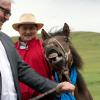 Der damalige Bundesaußenminister Frank-Walter Steinmeier (l) hat bei seiner Reise in die Mongolei im Jahr 2014 ein Pferd namens «Donnernde Hufe» geschenkt bekommen (Archivbild).
