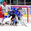 Zu Hause unterlag der EVL (Mitte Daniel Nörenberg) dem Nachbarn aus Peiting mit 2:5. Heute Abend steht das Rückspiel an, wobei Landsbergs Trainer Dave Rich die Konzentration auf das Pokalspiel am Sonntag legt. Foto: Thorsten Jordan