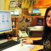 Sachbearbeiterin Evi Mittenberger ist von dem neuen Service-Portal der Rennertshofener Verwaltung begeistert. 