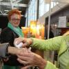 Barbara Leinfelder (links) und Anneliese Ludl (Mitte) testen eine Aloe-Vera-Hautlotion am Stand von Helga Denninger.