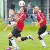 Er weiß, wie man mit dem Ball umzugehen hat: Moritz Bartoschek (Mitte) wird das in der kommenden Saison beim VfR Neuburg unter Beweis stellen. 