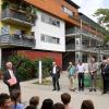 Die Georg-Simnacher-Wohnanlage in Günzburg ist ein Vorzeige-Wohnprojekt in Bayern: Sozial-Staatssekretär Johannes Hintersberger übergab gestern das Signet „Bayern barrierefrei“. 