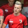 Spielt der Augsburger Linksverteidiger Philipp Max bald schon in England? Boulevardmedien spekulieren über einen Wechsel zu Manchester United.