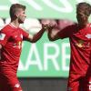 Der Leipziger Timo Werner (l) feiert mit Mannschaftskamerad Daniel Olmo Carvajal, nachdem er in Augsburg zum 1:0-Führung getroffen hat.