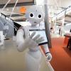 Roboter «Pepper» kommuniziert mit Journalisten und Gästen in der Ausstellung «Out of Office».