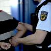 Zwei Männer, die in einem Zug zwischen Füssen und München Sitze aufgeschlitzt hatten, hat die Bundespolizei festgenommen.