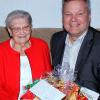 Die Glückwünsche der Marktgemeinde Thierhaupten zum 90. Geburtstag von Maria Kiss (links) überbrachte Bürgermeister Toni Brugger. 	