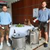 Elias Haider (links) und Alexander Thalhofer aus Rehling machen in einer Mini-Brauerei ihre ersten Versuche als Bier-Brauer.