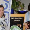 Marion Meitinger (links) überreicht Sabine Zimmermann 1100 Euro für die Tafel Neusäß. 	 	