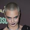 Model Cara Delevingne ändert ihren Look regelmäßig - das Bild zeigt sie mit raspelkurzen Haaren.