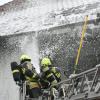 Nach einem Wohnungsbrand in einer Asylunterkunft der Regierung von Schwaben in Reisensburg mussten im Juni etwa 30 Bewohner von der Feuerwehr in Sicherheit gebracht werden. Mit Steckleitern retteten die Feuerwehrleute aus Reisensburg und Günzburg die dort eingeschlossenen Personen. 