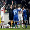 Schiedsrichter Felix Zwayer zeigt dem Schalker Jermaine Jones (rechts) nach dem Foul an Stuttgarts Traoré die Rote Karte.