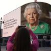 Ein Bild von Königin Elizabeth II. und Zitate aus ihrer Ansprache anlässlich des Coronavirus auf Anzeigetafeln am Piccadilly Circus in London.